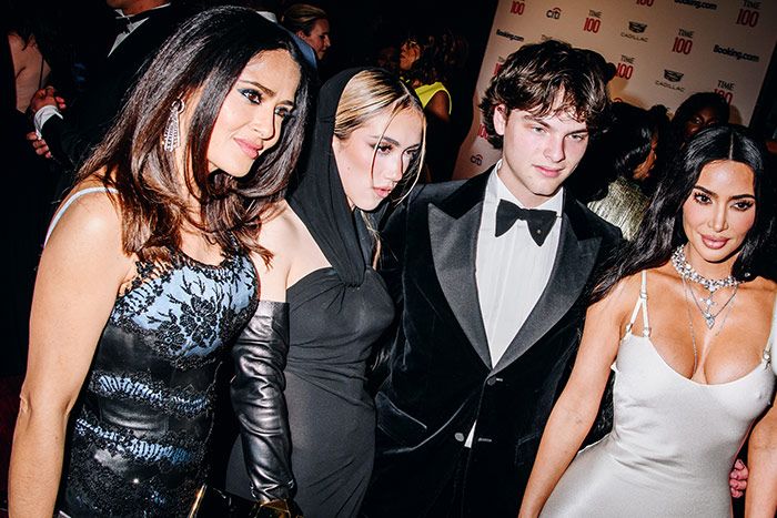 Salma Hayek con su hija y el hijo de su marido posan con Kim Kardashian