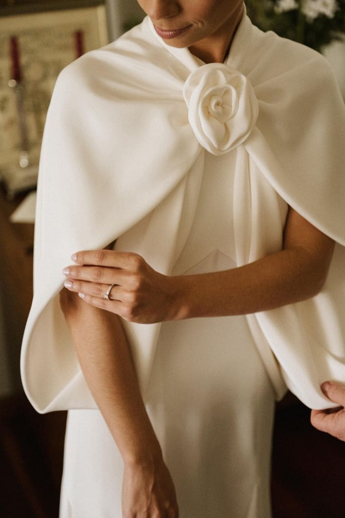Novia con vestido con capa de Sofía Delgado