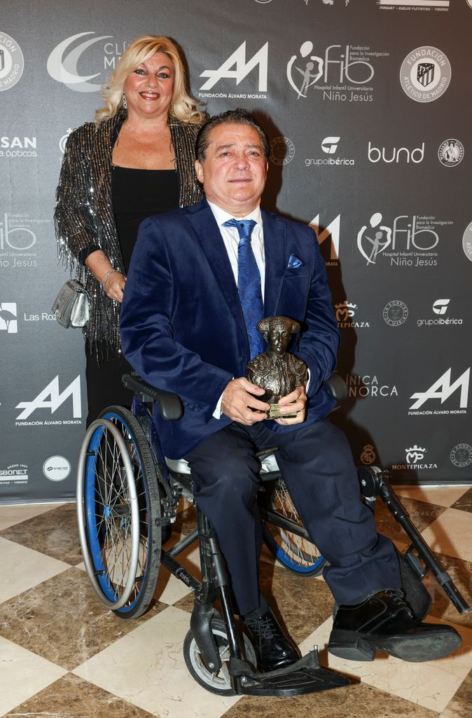 Plano medio de Vicente Ruiz 'El Soro' con su mujer en un evento