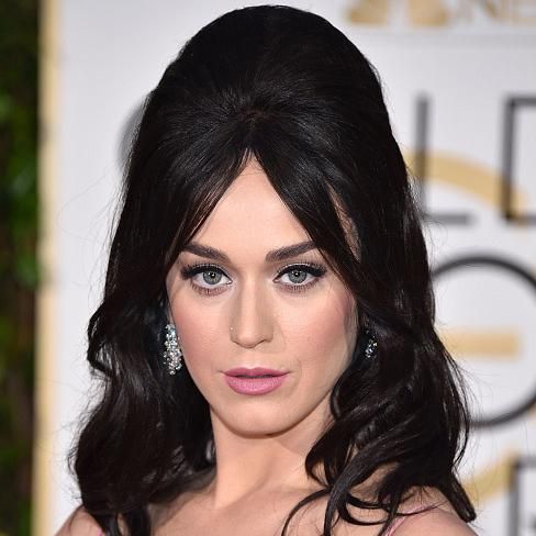 Katy Perry luce el cabello negro