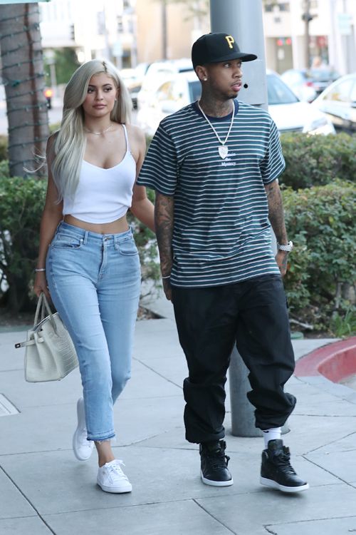 Así luce Kylie Jenner las zapatillas de deporte en sus looks