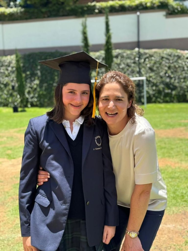Lorena Ochoa con su hija Julia, quien en otoño entrará a la secundaria, tras concluir sus estudios de primaria.