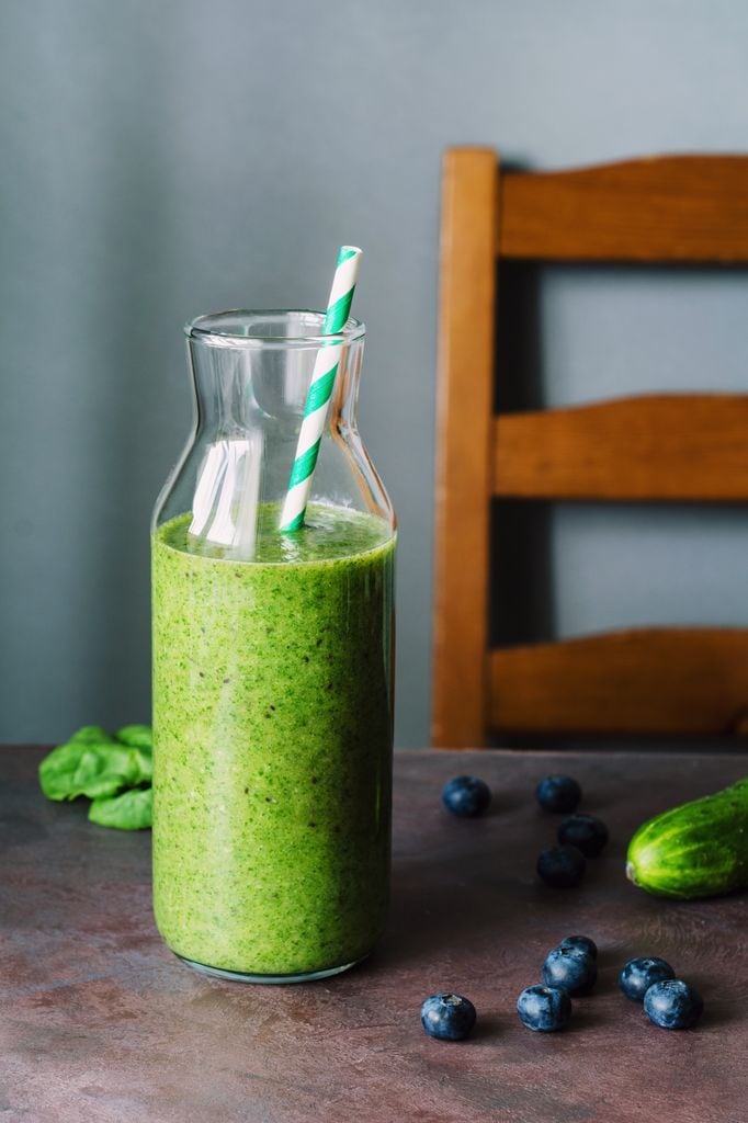 Smoothie verde con proteína, kale, linaza y plátano