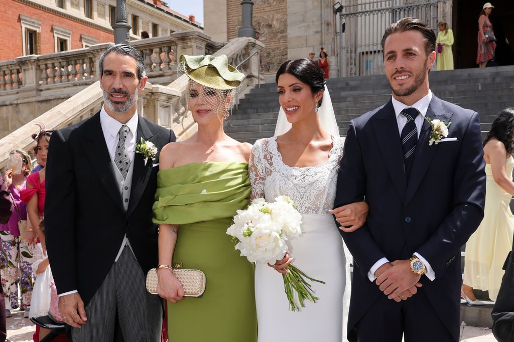 Los novios con los padres de Ingrid, Fernando Sanz e Ingrid Asesnsio