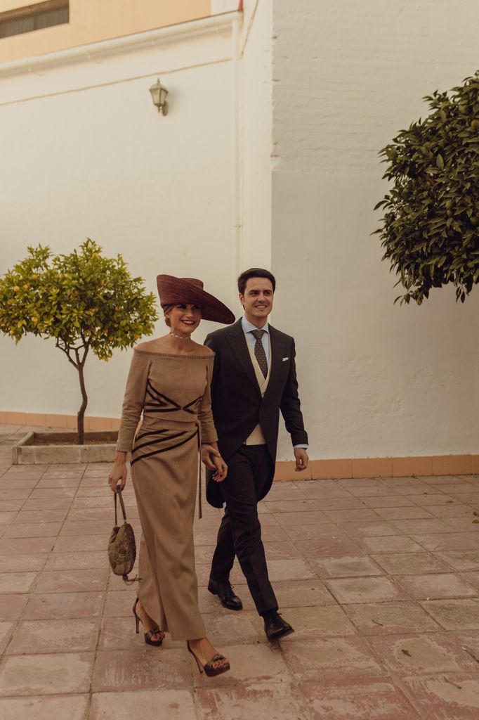 Invitada con vestido beis y sombrero