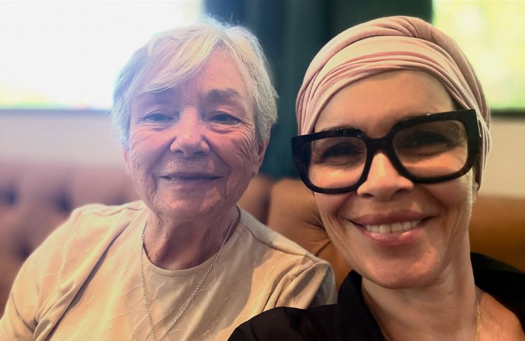 La periodista junto a su madre