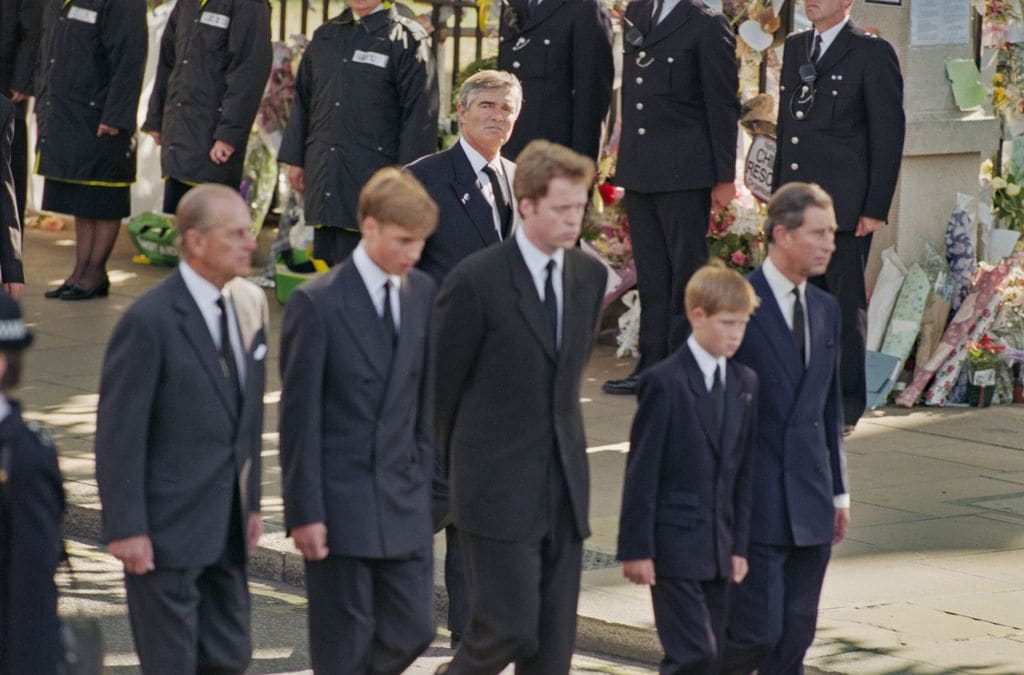 Charles Spencer se mantuvo al lado de sus sobrinos, los príncipes William y Harry, durante el funeral de Diana
