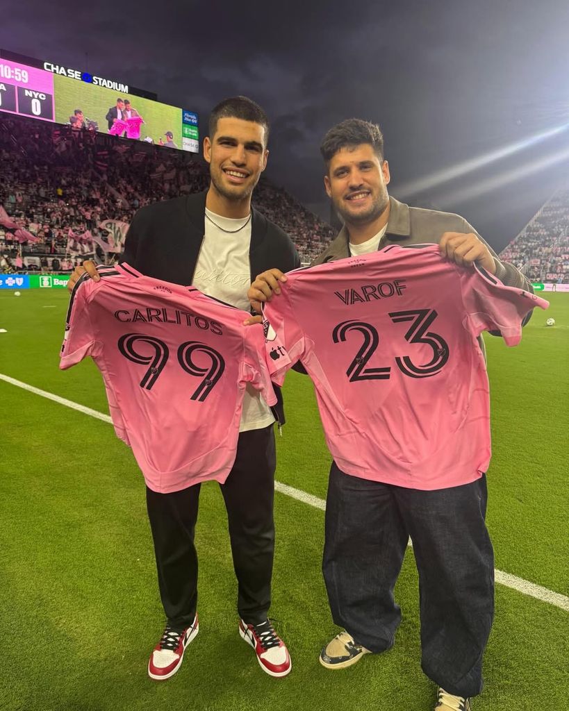 Imagen de Carlitos en un estadio de fútbol