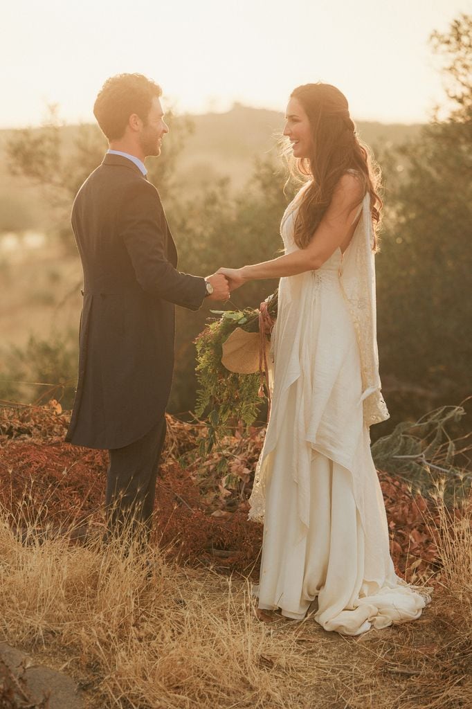 Vestido de novia asimétrico con capa