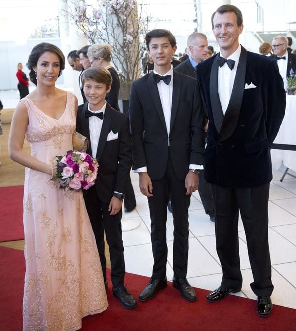 La princesa Marie llevaba un precioso vestido en tono rosa pálido con detalles de pedrería y el pelo recogido
