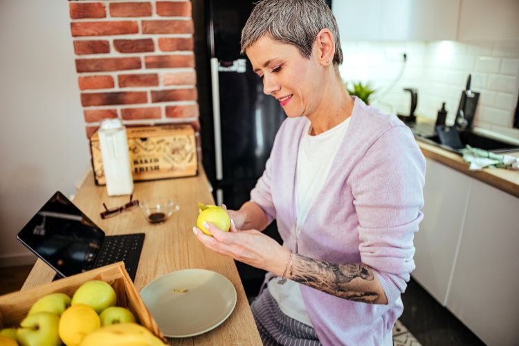 Mujer pelando manzana