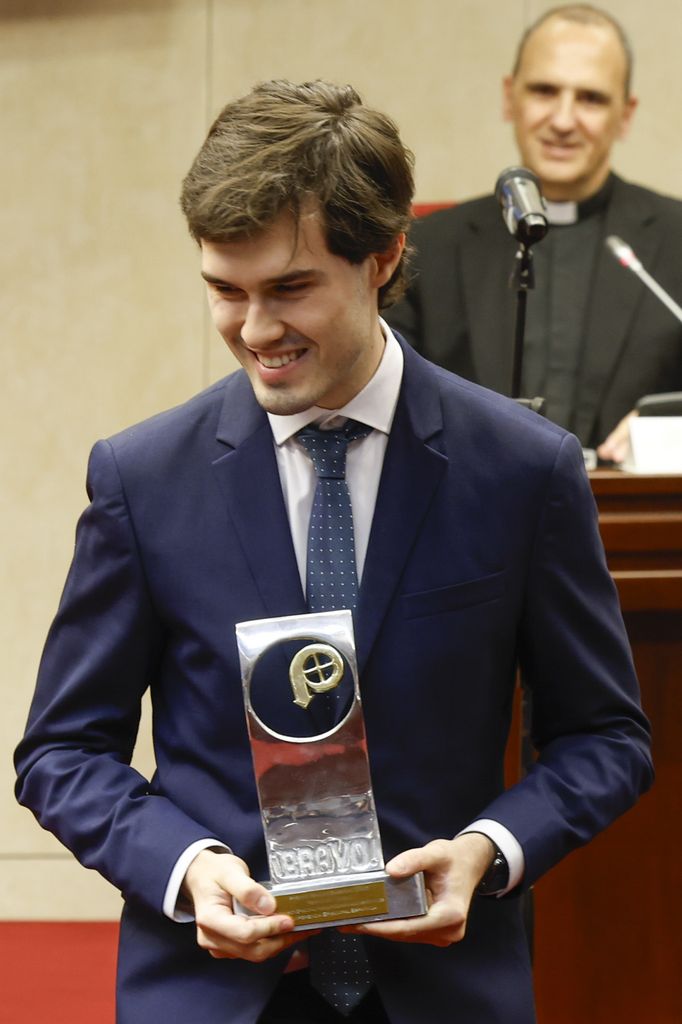 El menor y más desconocido de los hijos del periodista ha sido el encargado de recoger el premio