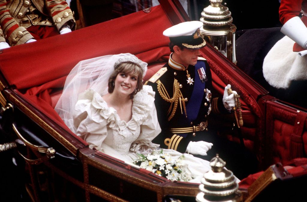 Plano medio de Diana de Gales y Carlos III saliendo de su boda en su carruaje