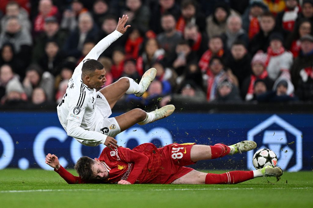 Plano medio de Kylian Mbappe y Conor Bradley en un partido de fútbol