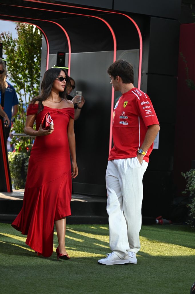 Alexandra y Charles conversando antes de la disputa del Gran Premio