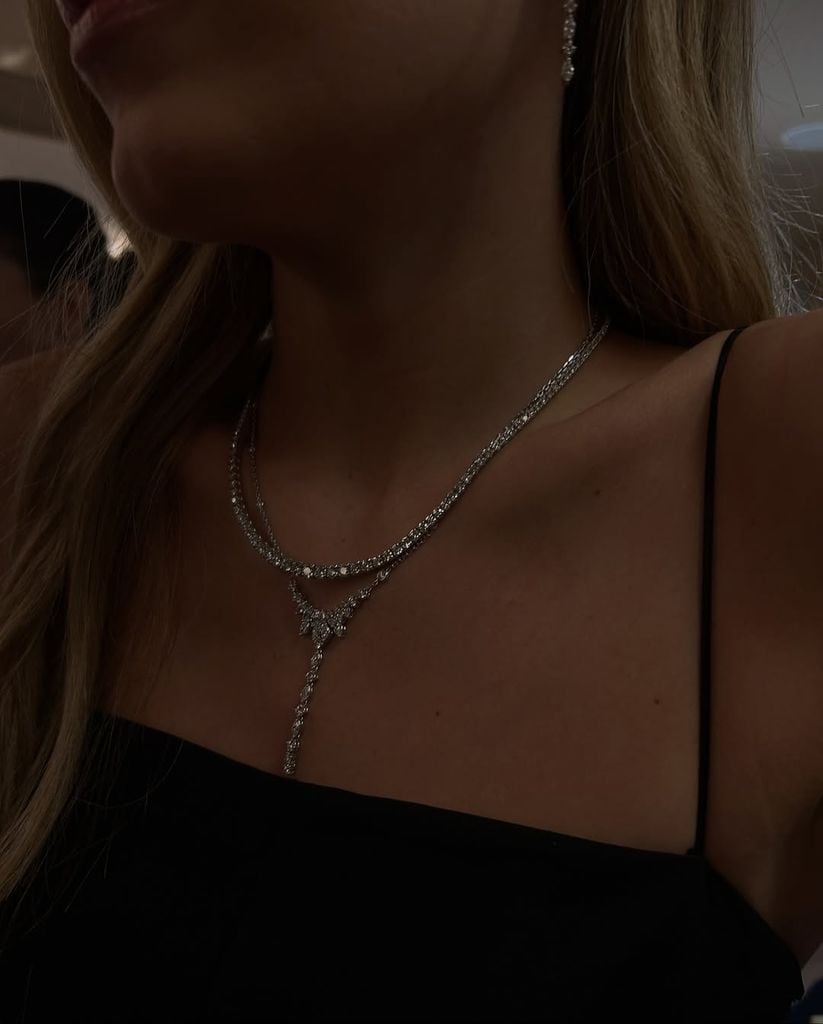 Daniela Figo, radiante vestida de negro con diamantes