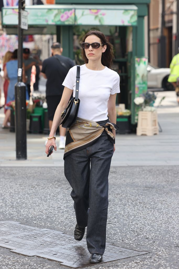 Alexa Chung apuesta por llevar la mascada por encima de su pantalón. 