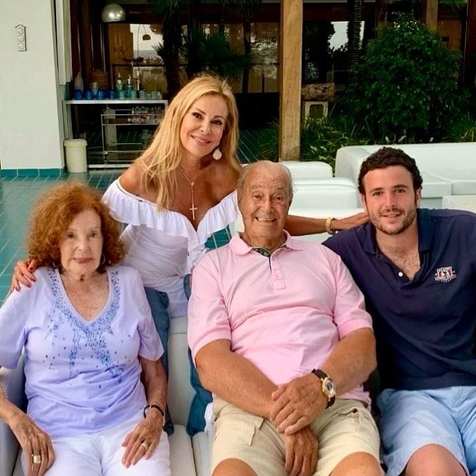 Ana Obregón con sus padres e hijo 