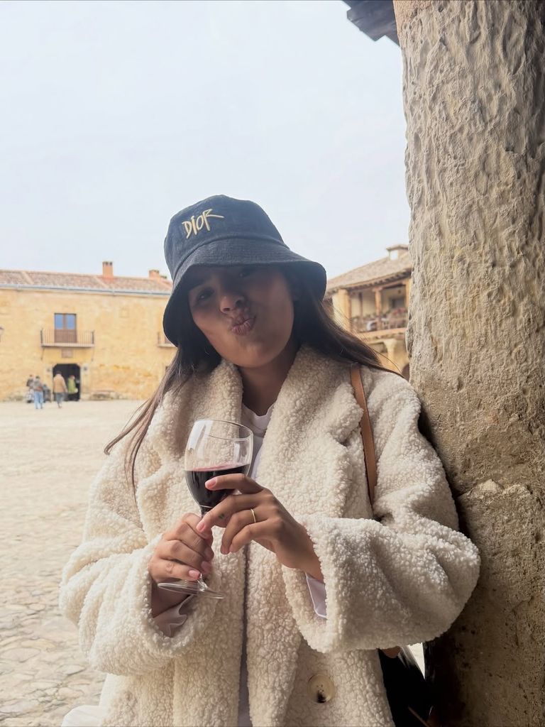 Isa, muy abrigada, disfrutando de una copa de vino de la tierra