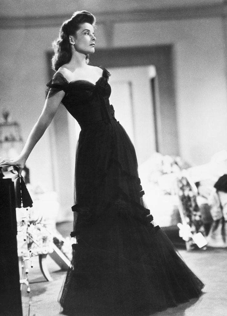 Katharine Hepburn inspiración invitadas vestido negro sirena