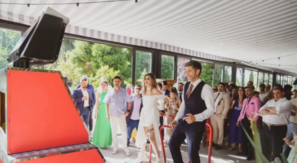 El baile de los novios en la máquina arcade