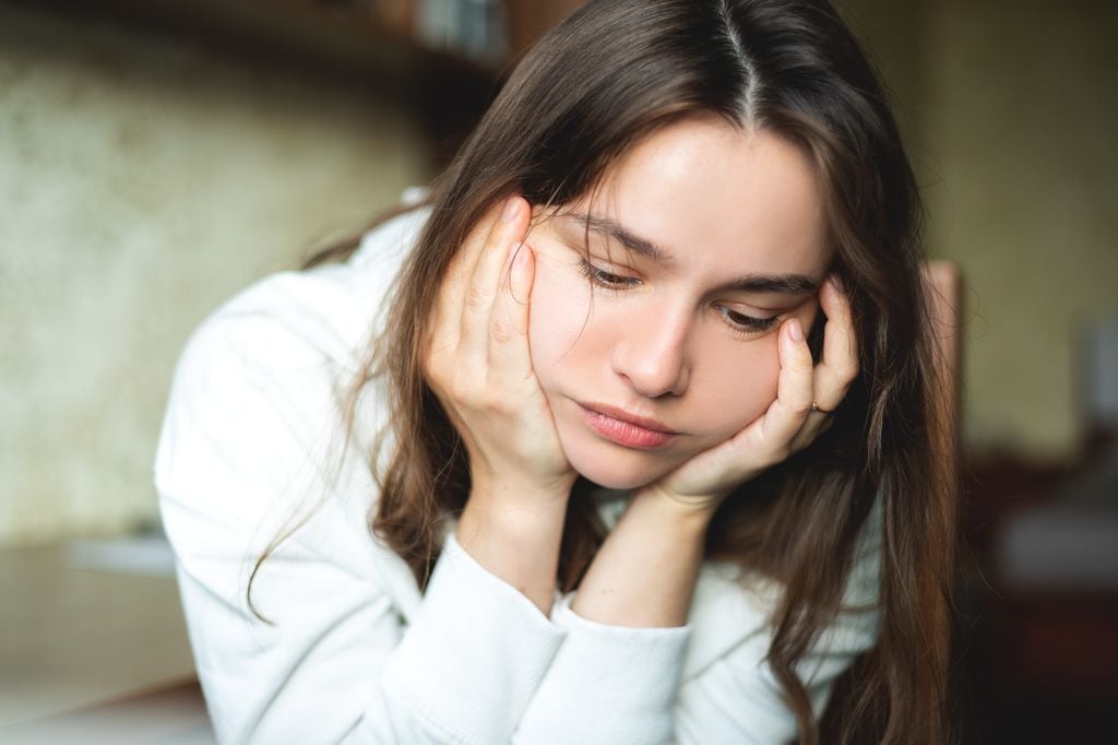 Adolescente cansada con covid persistente