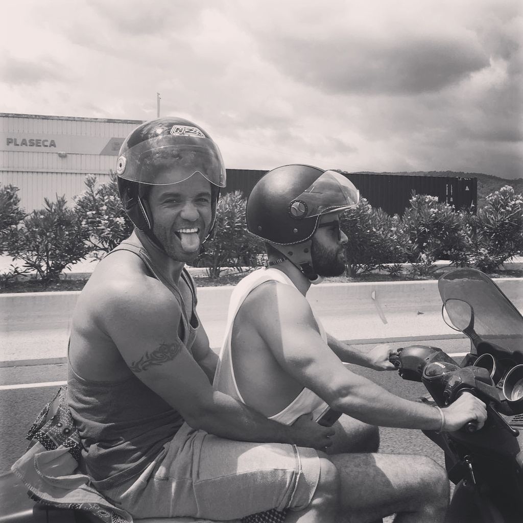 Misael del Rosario con su marido, Edu del Prado