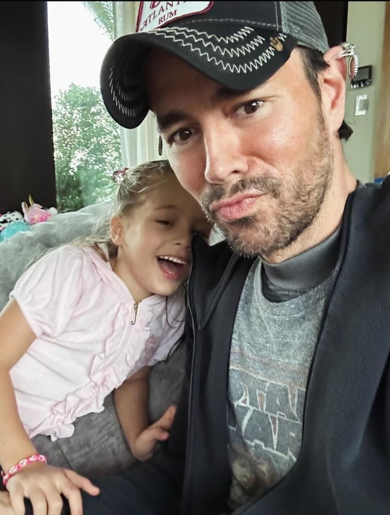 Enrique Iglesias con su hija