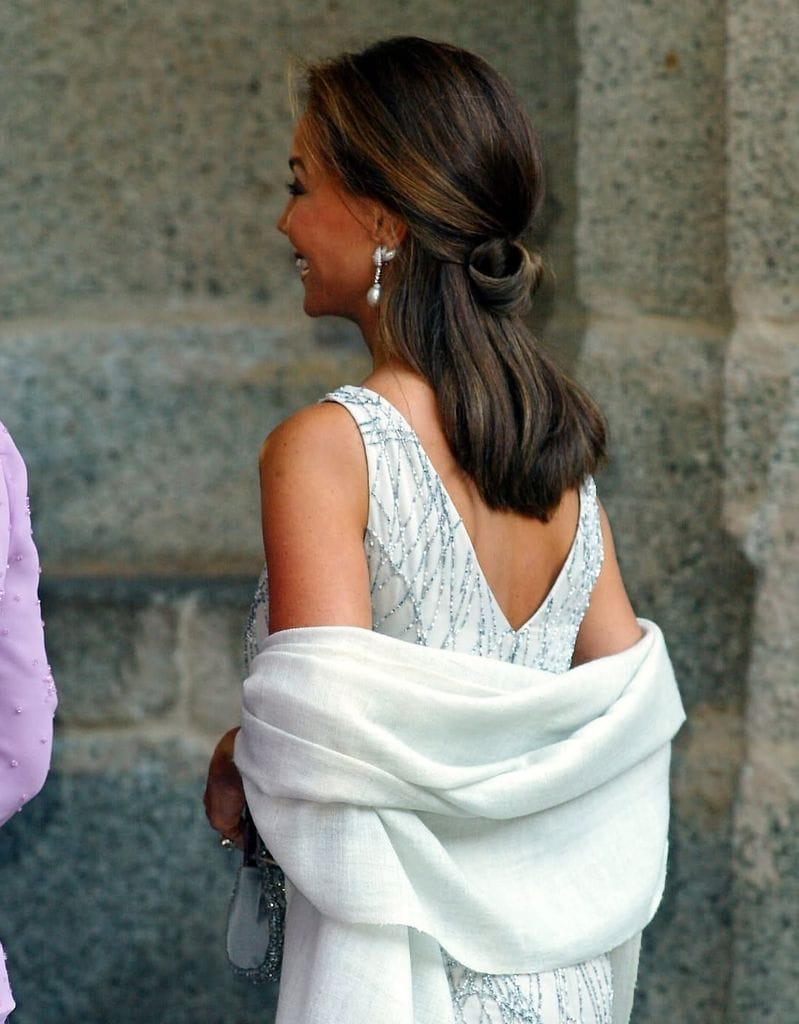 Peinado melena suelta con escote en la espalda