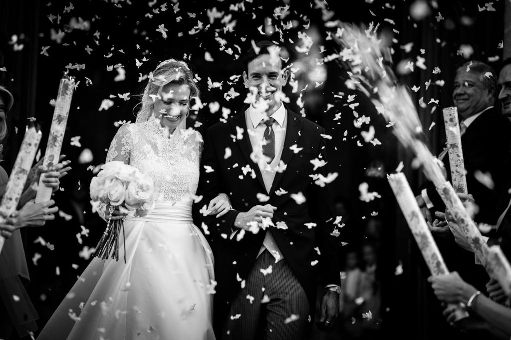 A la salida de la iglesia los novios ya convertidos en matrimonio fueron recibidos con confeti 
