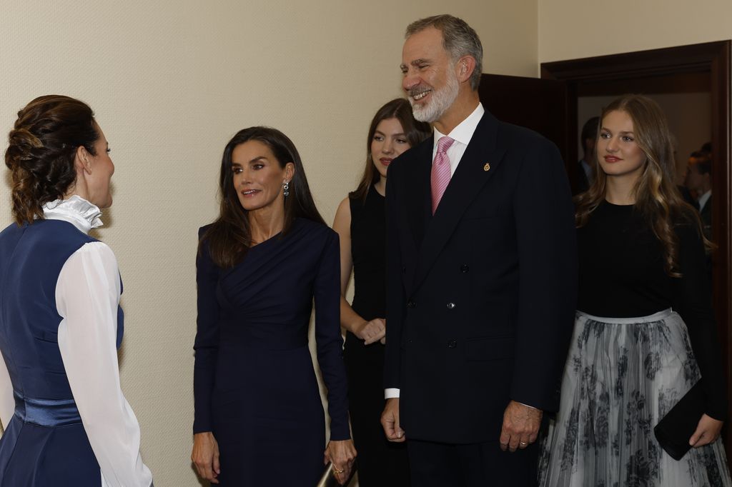 Familia Real saludando a la organización en el Concierto Premios Princesa de Asturias 2024