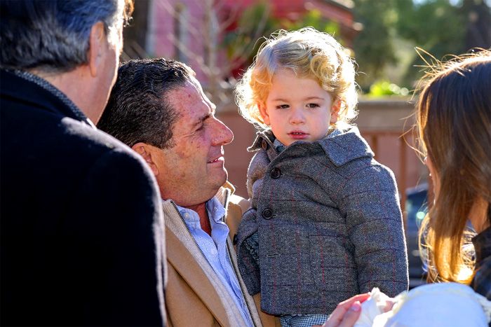 Víctor Pombo con su nieto en brazos