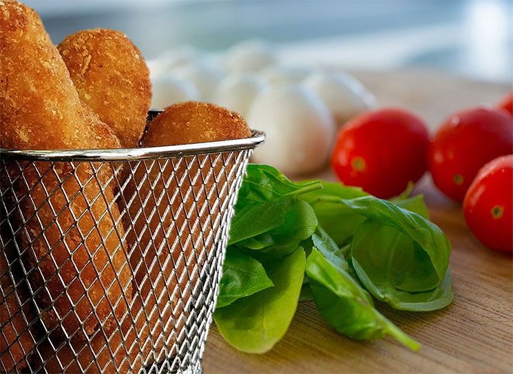 Croqueta de mozarela, albahaca y tomate seco de Las Cremositas