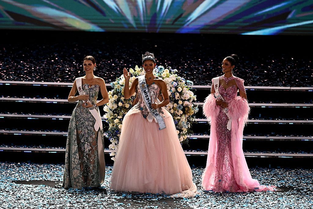 Elisabeth Reynés, primera dama de honor, Joheirry Mola, Miss World 2026, y  la segunda dama de honor, Miss World Malasia