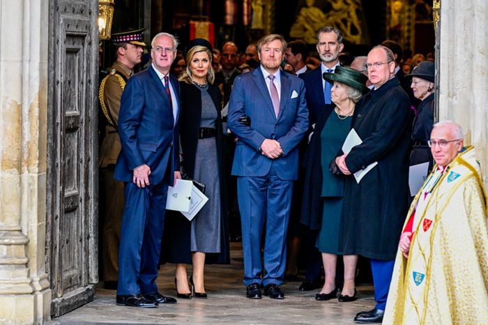 Don Felipe y doña Letizia asisten a la solemne despedida de su 'querido tío Philip'