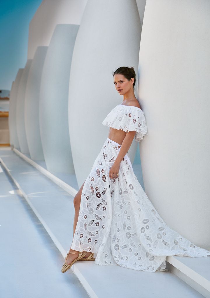 Isabelle Junot en un reportaje de ¡HOLA! en Ibiza con moda Adlib