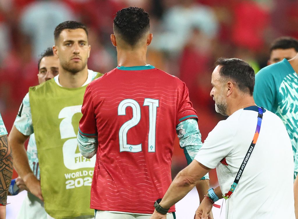 Cristiano Ronaldo luciendo el jersey conmemorativo de Diogo Jota, fallecido el 3 de julio en un fatal accidente automovilístico.