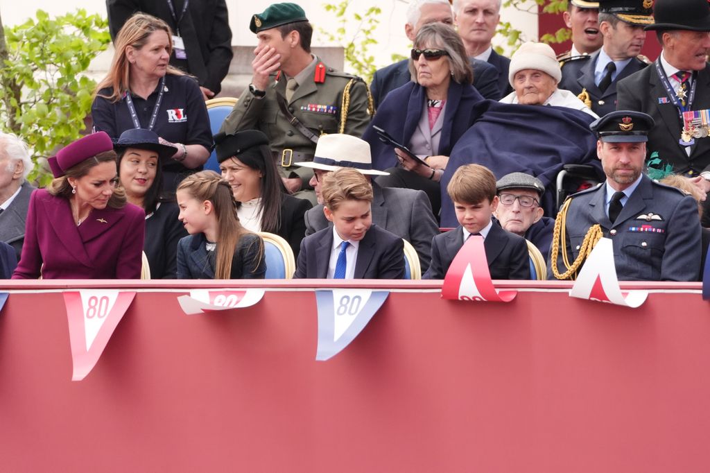Príncipe Guillermo, Kate Middleton, principe Louis, princesa Charlotte, príncipe George en los actos con motivo del 80º aniversario del fin de la segunda guerra Mundial 