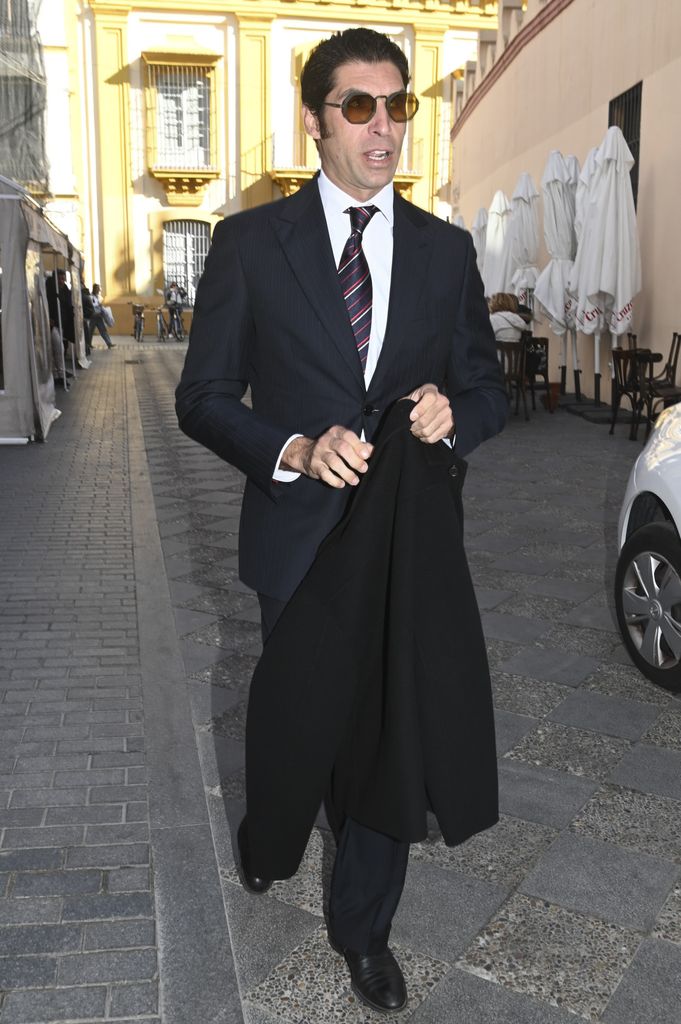 Cayetano Rivera llegando a la iglesia de Santa Ana 