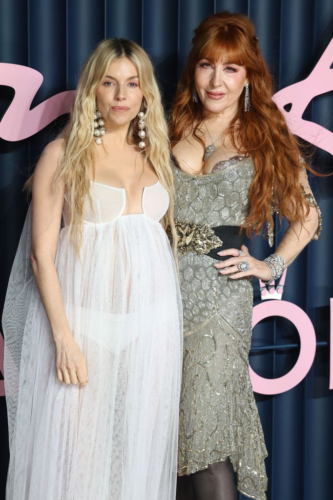 Sienna Miller posa con Charlotte Tillbury en los Fashion Awards en Londres.