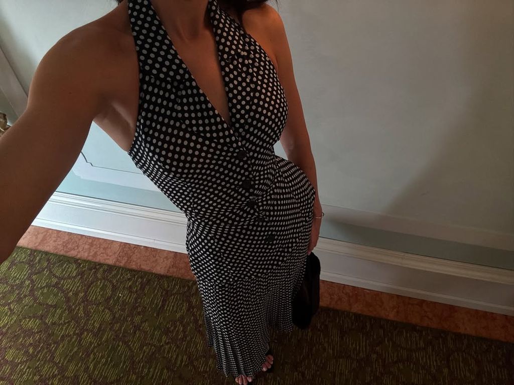 Kendall con vestido de lunares fluido 