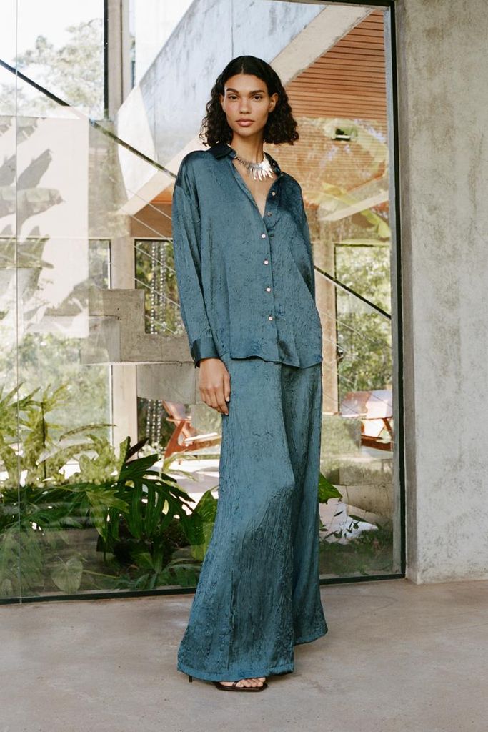 Look satinado de Zara