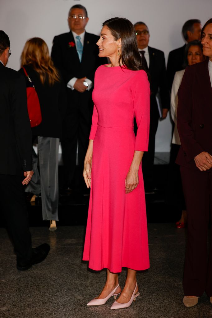 La reina Letizia impacta de rosa chicle en Madrid