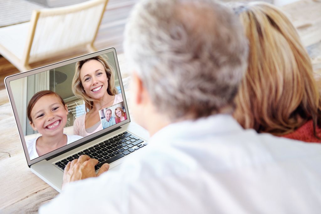 abuelos haciendo una videollamada con su familia