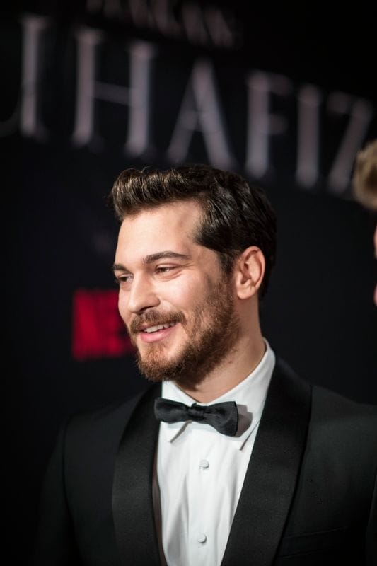 Çagatay Ulusoy es el protagonista de 'Hakan, el protector' de Netflix