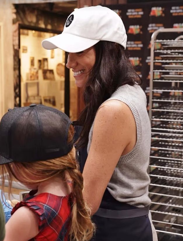 Meghan Markle y su hija Lilibet participando como voluntarias en un comedor social