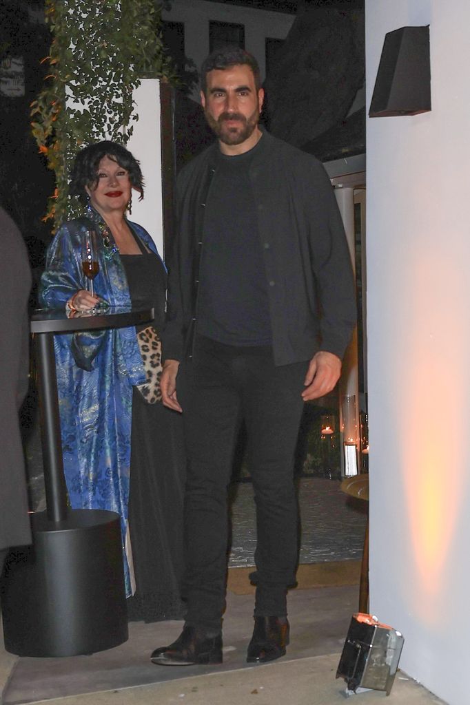 Photo 2026 Backgrid/The Grosby Group
PREMIUM EXCLUSIVE
Los Angeles, CA 16 OCTOBER 2026
Jennifer Lopez and Brett Goldstein sparked intense speculation as they were spotted arriving and leaving talent manager Cade Hudson's exclusive party together. Jennifer Lopez looked stunning in a sleek black leather midi dress with a plunging neckline, paired with black pointed-toe heels, while holding hands with an associate. Actor Brett Goldstein stepped out of the venue in an all-black ensemble consisting of a dark shirt, matching trousers, a casual dark jacket, and dress shoes. According to sources, the pair arrived at the celebration in the same vehicle and departed together at the end of the night. ****
Jennifer Lopez y Brett Goldstein desataron intensas especulaciones después de ser vistos llegando juntos y marchándose de la exclusiva fiesta organizada por el representante de talentos Cade Hudson. Jennifer Lopez lució espectacular con un elegante vestido midi de cuero negro y escote pronunciado, combinado con zapatos negros de tacón y punta afilada, mientras caminaba de la mano de un acompañante.
El actor Brett Goldstein salió del lugar con un conjunto completamente negro, compuesto por una camisa oscura, pantalones a juego, una chaqueta informal también oscura y zapatos de vestir. Según fuentes, ambos llegaron a la celebración en el mismo vehículo y se marcharon juntos al final de la noche.
Byline: MELM/Melanie Miller / BACKGRID/GROSBY GROUP
