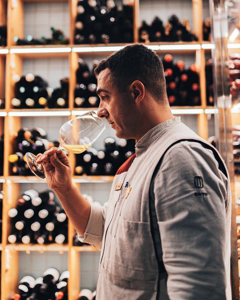 Javier Caneja, sumiller de Narru, propone un vino para cada plato estrella de la casa, desde un txakoli local hasta un moscatel de Málaga.