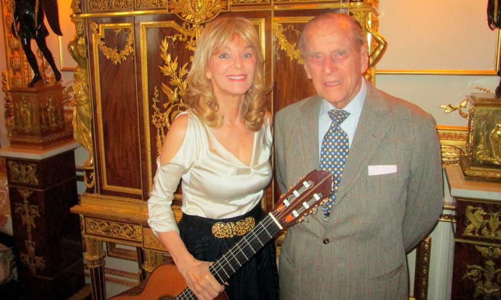 Liona Boyd junto al duque de Edimburgo en 2017