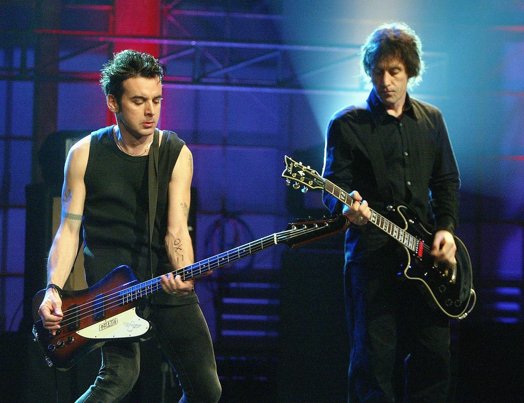La banda de rock The Cure, con Simon Gallop y  Perry Bamonte, en 2004
